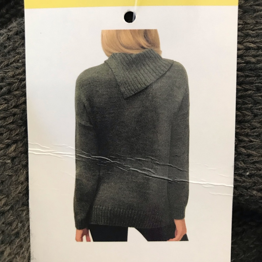 NEW - Sweater - Picture 3 of 7